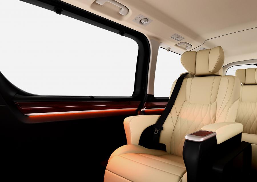 Интерьер Toyota Granvia 2019 года  (фото 2 из 19)